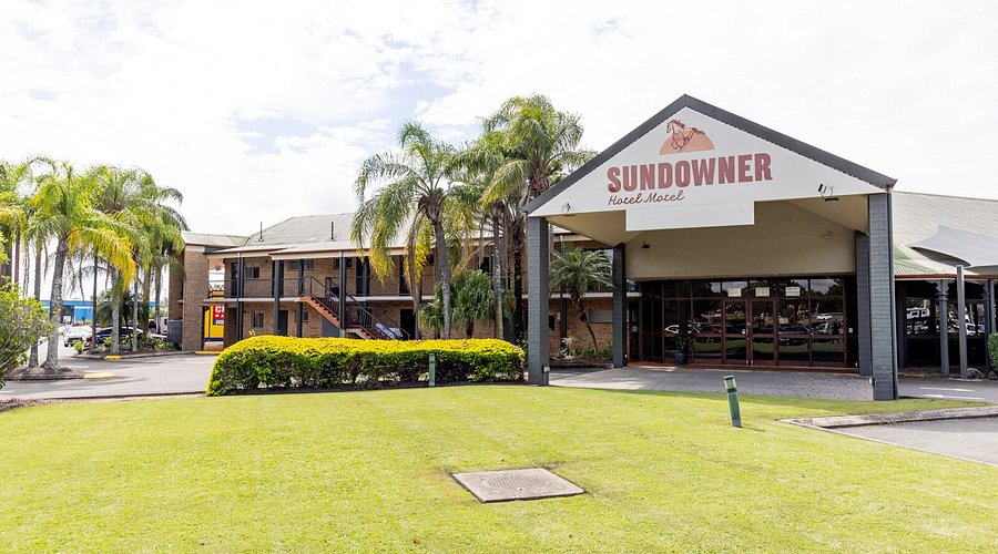 SUNDAY AT THE SUNDOWNER - Lunch with the Sheddies